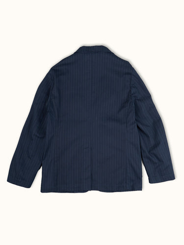 Saco sastrero calce blazer, confeccionado en gabardina de algodón rayado para un look descontracturado, con cuello solapa y 3 botones jeaneros al frente.