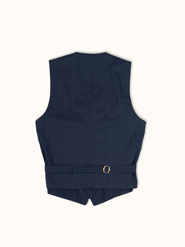 Chaleco sastrero DEMONS & MACHINES confeccionado en gabardina de algodón rayado para un look descontracturado, con 5 botones jeaneros al frente.