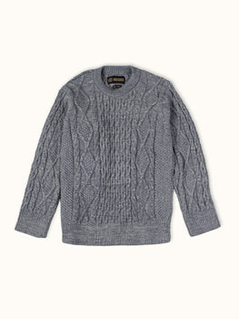Sweater Demons & Machines estilo fisherman tejido en galga gruesa con puntos diferenciados al frente y en espalda. De calce slim, este modelo está inspirado en los típicos sweaters de los pescadores irlandeses, que se distinguen por su abrigo y texturas complejas. #color_gris