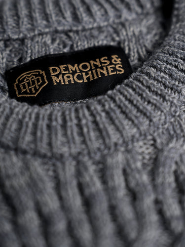 Sweater Demons & Machines estilo fisherman tejido en galga gruesa con puntos diferenciados al frente y en espalda. De calce slim, este modelo está inspirado en los típicos sweaters de los pescadores irlandeses, que se distinguen por su abrigo y texturas complejas. #color_gris