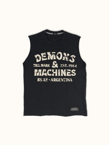 Remera sin mangas de Demons & Machines confeccionada en jersey de algodón liviano. Calce regular. Estampa al frente en técnica serigrafía con relieve pronunciado. Forma parte de nuestra cápsula Training, compuesta por prendas de uso diario pensadas especialmente para entrenar, en rústico liviano y en jersey 24/1, todo de puro algodón con un look descontracturado y en una paleta de color amplia y atemporal. #color_negro