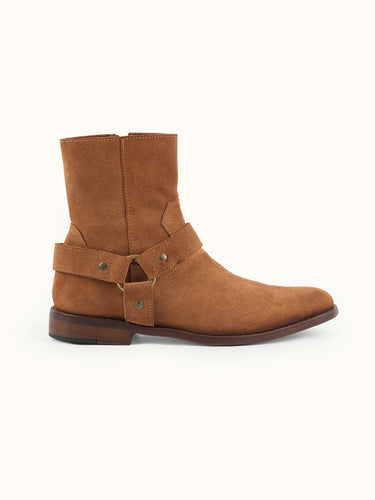 Botas negras Clark de Demons & Machines, calzado de estilo robusto con diseño moderno y detalles en cuero genuino. #color_suela