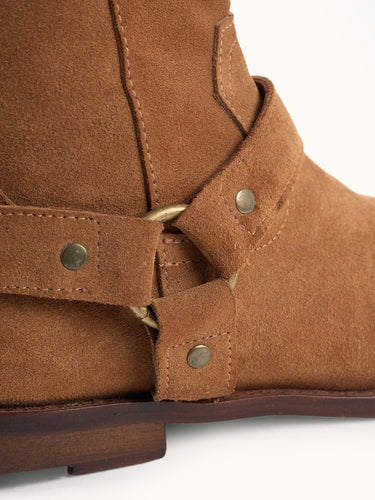 Botas negras Clark de Demons & Machines, calzado de estilo robusto con diseño moderno y detalles en cuero genuino. #color_suela
