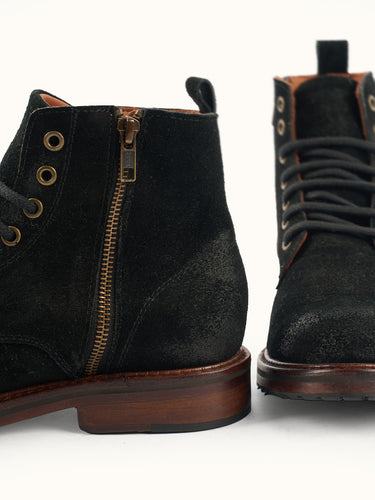 Borcego Dawson de Demons & Machines en color negro, calzado de estilo robusto y cómodo, vista lateral del diseño. #color_negro