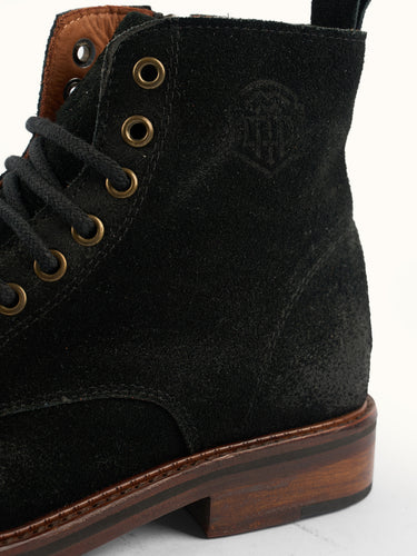 Borcego Dawson negro de la marca Demons & Machines, calzado de cuero con diseño clásico y acabado en negro. #color_negro