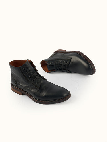 Botinetas Demons & Machines Drake, calzado de estilo robusto con detalles de cierres en la vista lateral. #color_negro