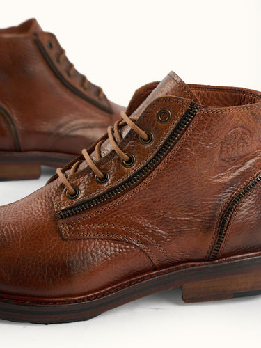 Botinetas Demons & Machines Drake, calzado de estilo robusto con detalles de cierres en la vista lateral. #color_suela