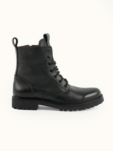 Borcego Alaska de Demons & Machines, calzado robusto de cuero negro con detalles de costura y suela resistente.
