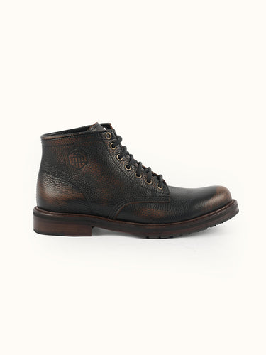 Botas de calzado negro PRISON BOOT de la marca DEMONS & MACHINES, vista frontal con detalles de diseño robusto.