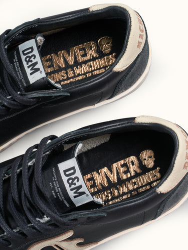 Zapatilla baja DEMONS & MACHINES Denver en color negro, calzado deportivo con diseño moderno y cómodo. #color_negro