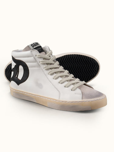Zapatillas Denver Alta de Demons & Machines en color blanco, calzado deportivo con diseño moderno y cómodo. #color_blanco