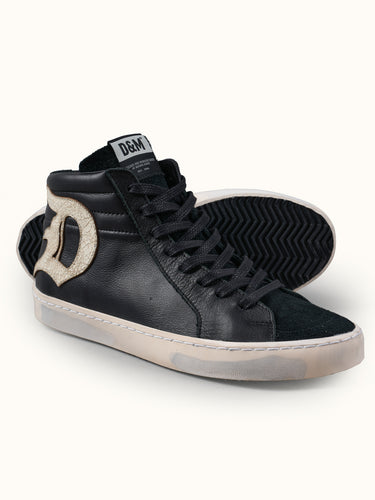 Zapatillas altas Denver de Demons & Machines en color negro, calzado deportivo con diseño moderno y cómodo, vista lateral. #color_negro