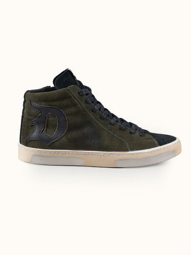 Zapatillas Denver Alta de Demons & Machines en color verde, vista frontal del calzado deportivo con detalles en la parte superior. #color_verde