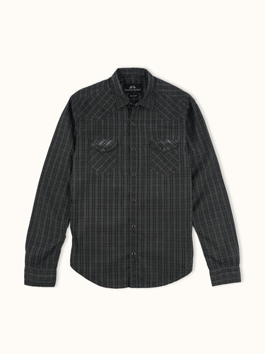 Camisa de Demons & Machines confeccionada en poplin de algodón escocés con proceso de engrasado sobre prenda terminada. Broches perla negros en cartera y cuello. Bolsillos plaqué con tapa al frente.