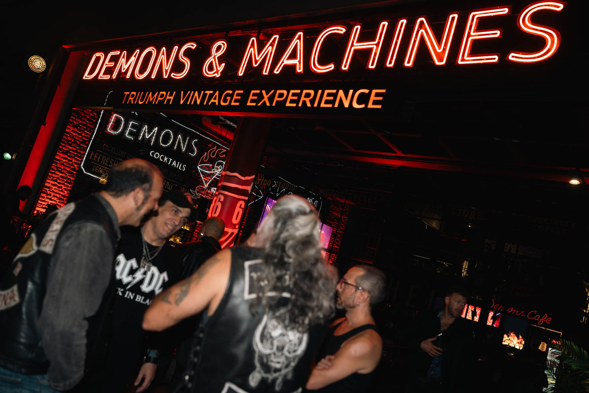 Riders en la puerta de Demons & Machines