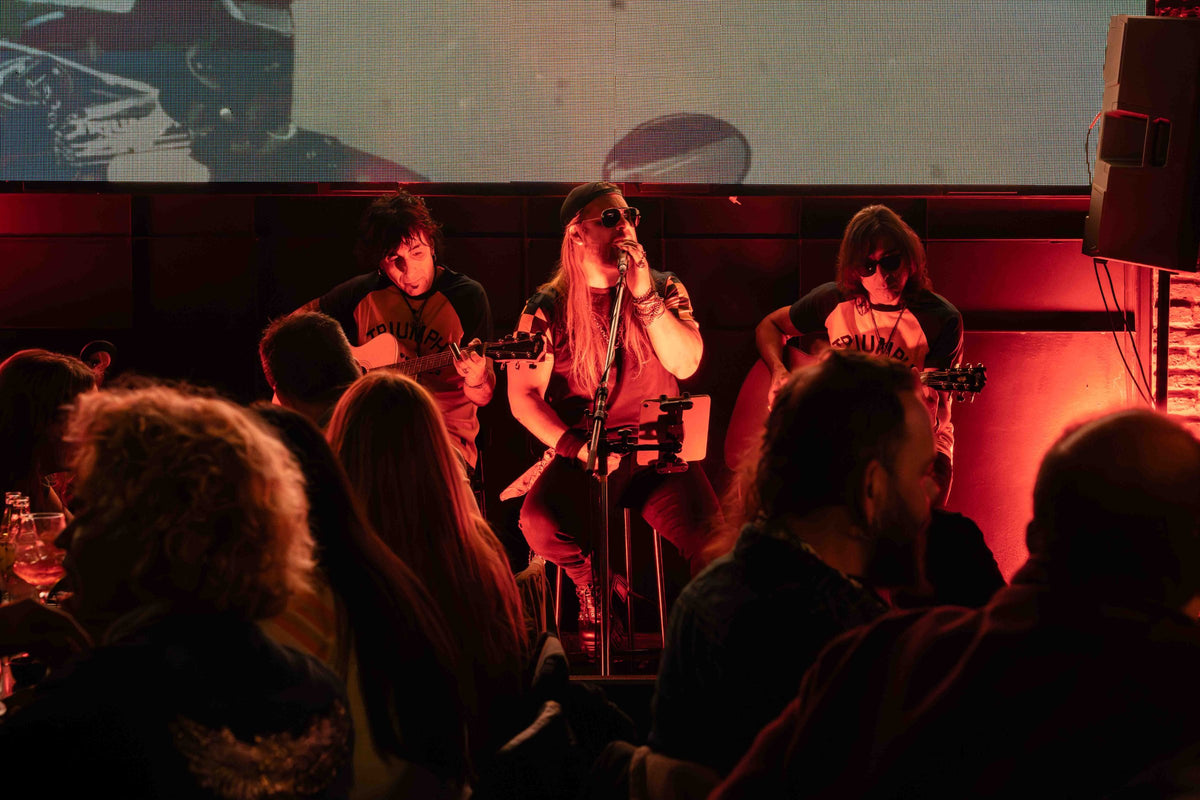 Sesión acústica en Demons Cafe