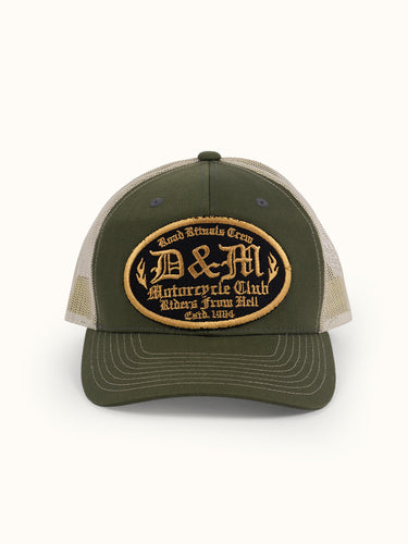 Gorra vintage verde de la marca Demons & Machines, vista desde el ángulo con detalles en la tela y diseño clásico. #color_verde