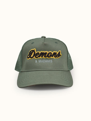 Gorra Demons & Machines estilo trucker con bordado en la frente y malla de nylon en la parte trasera. Talle único, cierre ajustable. #color_verde