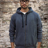 Campera Prescott Bordada confeccionada en frisa de algodón de buen peso, ideal para alto invierno, estilo casual y moderno. #color_gris