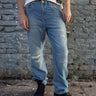 Jean de Demons & Machines de calce oversize. De tiro medio, este fit cae relajado con una apertura de pierna amplia y recta que continua regular hacia la botamanga.  Lavado stone con sobre teñido crudo logrando un tono celeste vintage, gastados localizados y roturas reparadas a mano para un auténtica apariencia vintage.