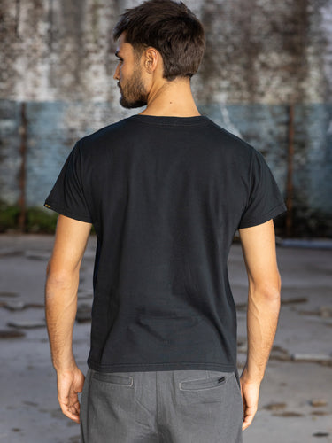 Remera acid wash Demons & Machines, estilo desgastado, 100% algodón premium pesado. #color_negro