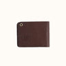 Billetera Lincoln de Demons & Machines en color marrón con diseño clásico y cierre compacto, vista frontal. #color_marr-n