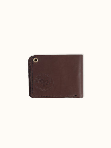 Billetera Lincoln de Demons & Machines en color marrón con diseño clásico y cierre compacto, vista frontal. #color_marr-n