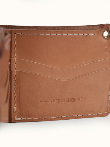 Billetera Lincoln de Demons & Machines, en cuero negro con detalles de costura y compartimentos para tarjetas y dinero. #color_suela