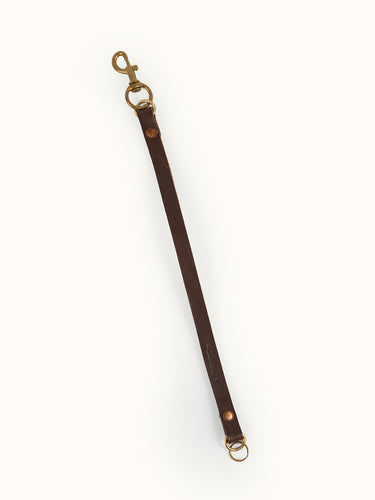 Tira de cuero de origen vegetal natural de 3mm de espesor con remaches de cobre. #color_marr-n