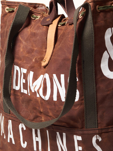 Bolso estilo militar Demons & Machines, de gabardina encerado artesanalmente logrando impermeabilizar el producto y hacerlo repelente al agua.  #color_marr-n