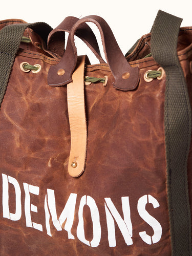 Bolso estilo militar Demons & Machines, de gabardina encerado artesanalmente logrando impermeabilizar el producto y hacerlo repelente al agua.  #color_marr-n