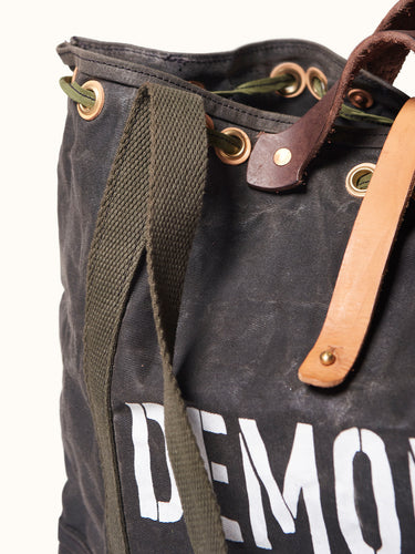 Bolso estilo militar Demons & Machines, de gabardina encerado artesanalmente logrando impermeabilizar el producto y hacerlo repelente al agua. #color_verde