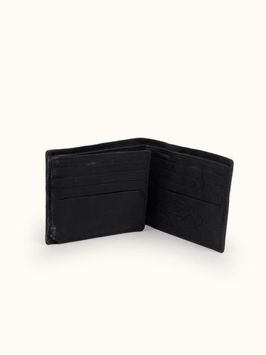 Billetera Boston de cuero negro abierta, vista lateral.