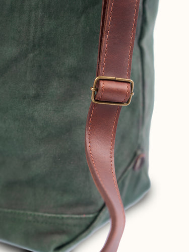 Bolso Campville XL de Demons & Machines, confeccionado en panamá de algodón, teñido en pieza terminada y encerado artesanalmente logrando impermeabilizar el producto y hacerlo repelente al agua.