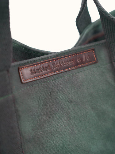 Detalle interior del Bolso Campville XL verde con etiqueta de cuero cosida y asas de cinta #color_verde