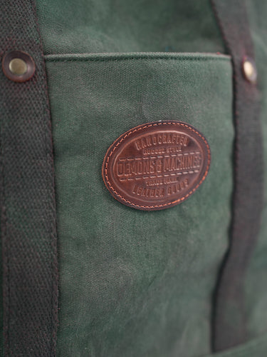 Bolso Campville XL de Demons & Machines, confeccionado en panamá de algodón, teñido en pieza terminada y encerado artesanalmente logrando impermeabilizar el producto y hacerlo repelente al agua.