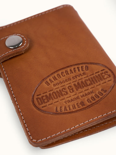 Billetera Peterson de Demons & Machines en color marrón, vista frontal con detalles de costura y cierre.