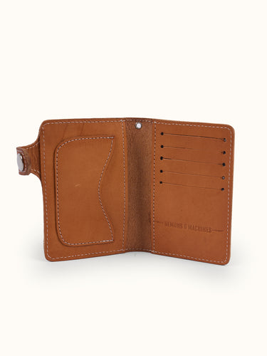 Billetera Peterson de Demons & Machines en color marrón, vista frontal que muestra el diseño y cierre.