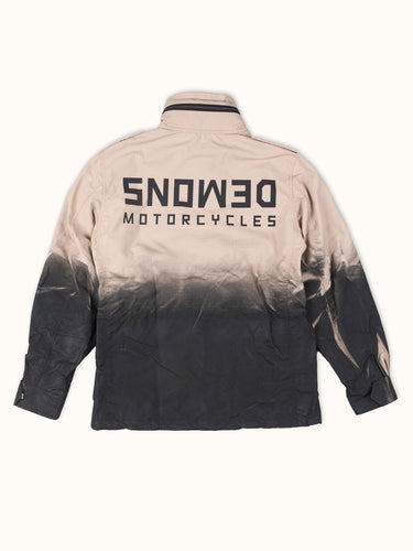 Campera de Demons & Machines, confeccionada en tela Rip Stop. De calce recto y largo a media cadera, estampa de marca con serigrafía tanto al frente como en la espalda. #color_arena