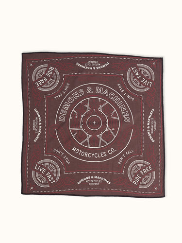 Pañoleta Ride Free de Demons & Machines, vista frontal con diseño en tela suave y etiqueta de la marca. #color_marr-n