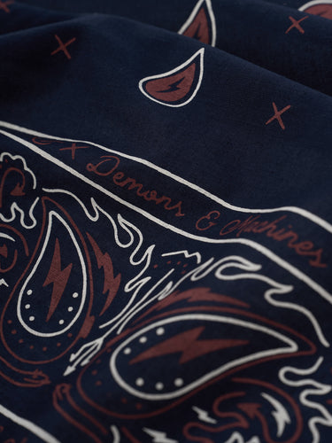 Pañoleta tradicional azul de Demons & Machines, con detalles decorativos y diseño clásico visible en la imagen. #color_azul