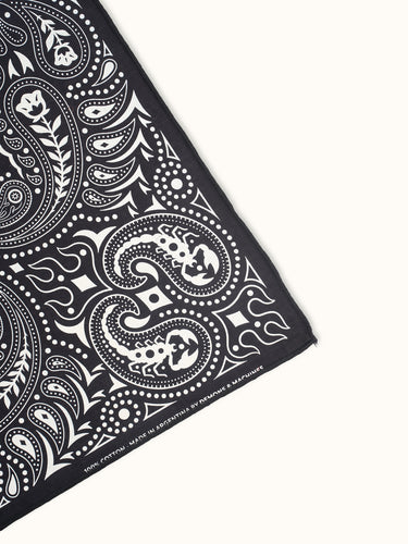 Bandana Ranch de Demons & Machines con diseño clásico y detalles  estampados. #color_negro