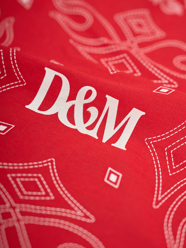 Pañuelo de la marca Demons & Machines confeccionado en voile liviano de algodón. Arte original de marca estampado al frente en serigrafía con tinta al agua, terminación de costura con overlock cerrado al tono. #color_rojo