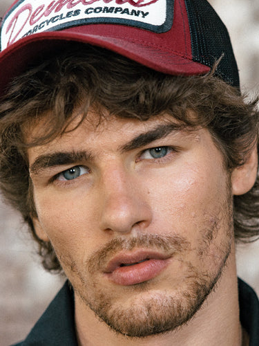 Modelo masculino estilo biker con gorra vintage Demons & Machines