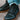 Botas de cuero negras con cordones y suela marrón, puestas con jean celeste arremangado (versión celular)
