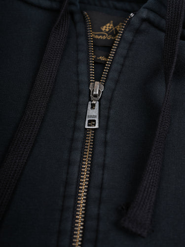 Campera Prescott Bordada confeccionada en frisa de algodón de buen peso, ideal para alto invierno, estilo casual y moderno. #color_negro