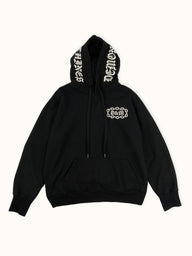 Buzo Hoodie Demons & Machines confeccionado en rústico de algodón de buen peso, con puños tejidos en morley al tono en mangas y bajo ruedo. Capucha ajustable mediante cordón. Bordados marcarios en altura 3D con hilo a contratono. 100% Algodón. #color_negro
