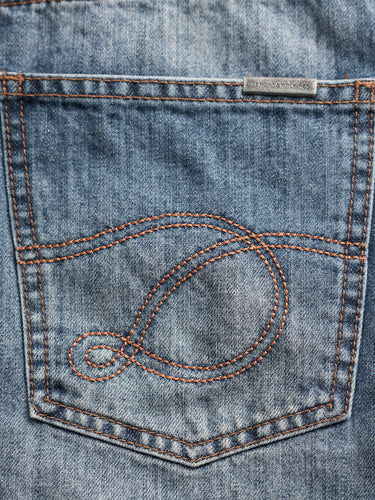 Bermuda Alex Mid Blue de jean lavado, detalle del pespunte del bolsillo trasero. #color_azul