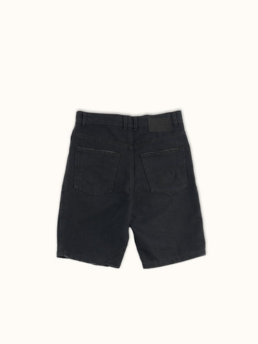 Bermuda Alex Black de jean negro, espalda en plano con etiqueta de cuero y bolsillos traseros #color_negro