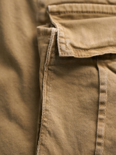 Bermuda Benson Vintage camel, detalle del bolsillo cargo con tapa. #color_camel
